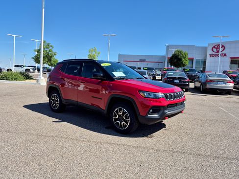 Used 2025 Jeep Compass Trailhawk AWD/4WD image 7