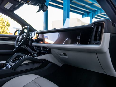 Certified 2025 Porsche Cayenne AWD/4WD image 35