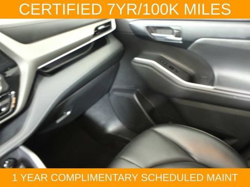 Used 2022 Toyota Highlander XLE AWD/4WD image 16