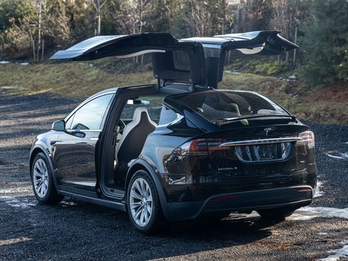 Used 2018 Tesla Model X 75D image 6