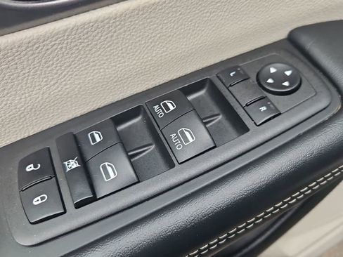 Used 2023 Chrysler Pacifica Touring-L FWD image 17