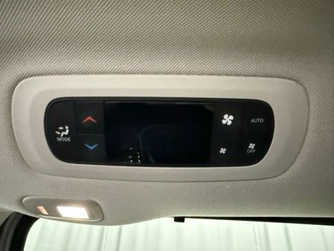 Used 2024 Chrysler Pacifica Limited image 25