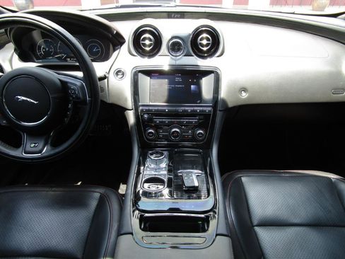 Used 2016 Jaguar XJ R RWD image 7