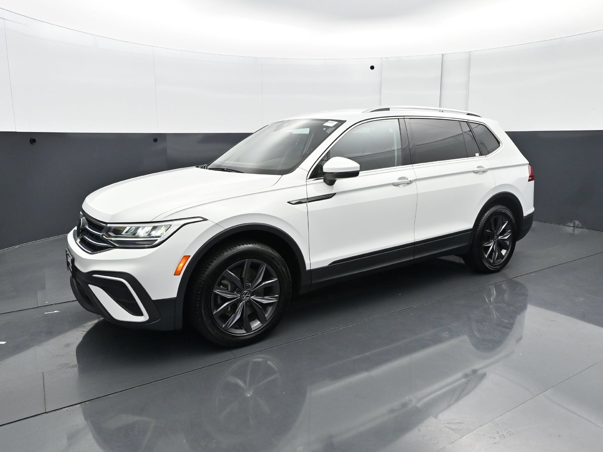 Used 2022 Volkswagen Tiguan SE FWD image 2