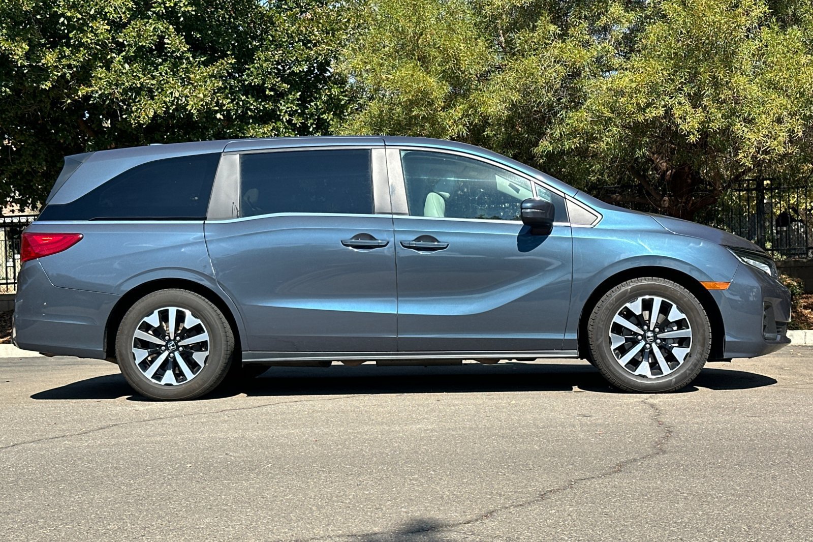 Used 2025 Honda Odyssey EX-L image 3