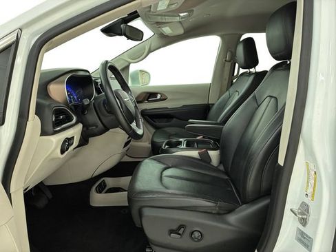 Used 2018 Chrysler Pacifica Touring-L w/ Advanced Safetytec Group FWD image 12