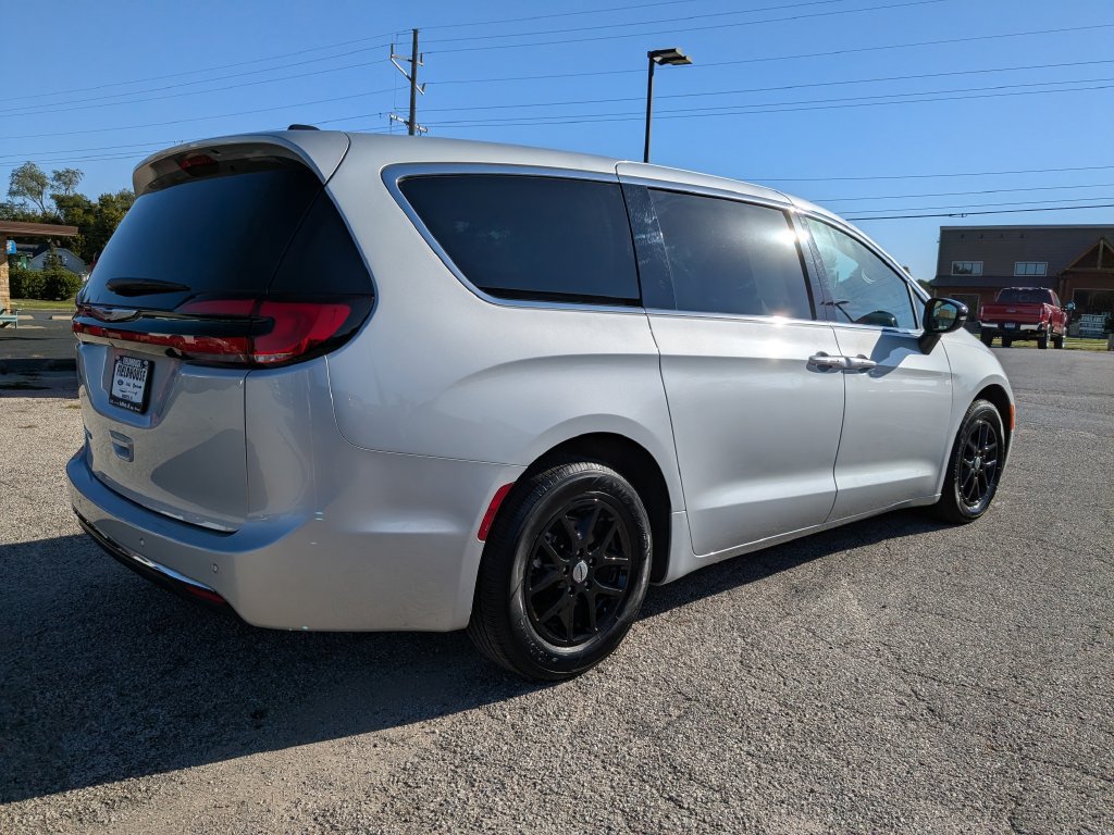 Used 2024 Chrysler Pacifica Touring-L FWD image 5