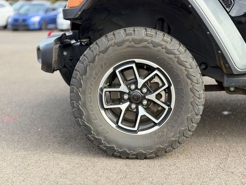 Used 2024 Jeep Wrangler Unlimited Rubicon w/ Convenience Group AWD/4WD image 9