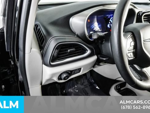 Used 2024 Chrysler Pacifica Select image 31