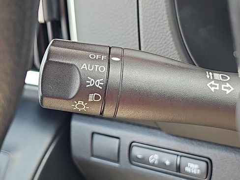 Used 2025 Nissan Frontier SV image 25