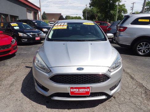 Used 2016 Ford Focus SE w/ SE Sport Package FWD image 2