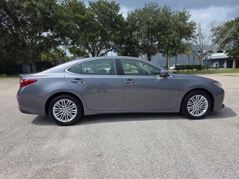 Used 2013 Lexus ES 350 w/ Luxury Pkg FWD image 2