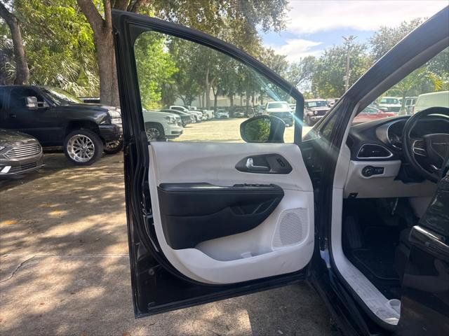 Used 2024 Chrysler Pacifica Touring-L FWD image 14