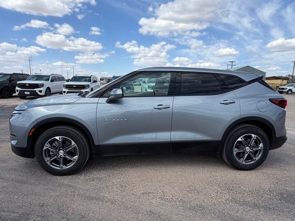 Used 2025 Chevrolet Blazer LT FWD image 2