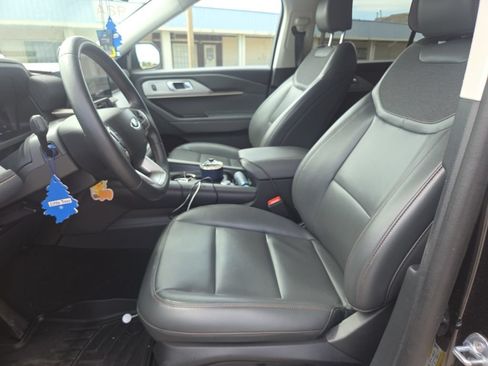 Used 2025 Ford Explorer Active w/ Active Comfort Package RWD image 19