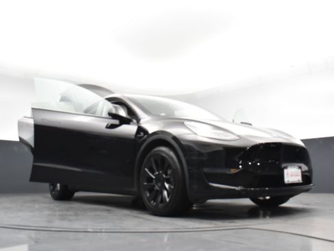 Used 2021 Tesla Model Y Long Range AWD/4WD image 28