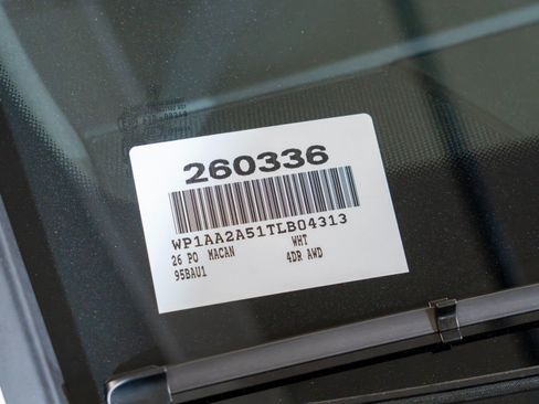 Certified 2026 Porsche Macan AWD/4WD image 30