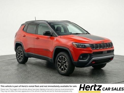 Used 2025 Jeep Compass Trailhawk AWD/4WD image 1