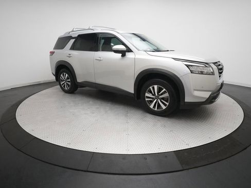 Used 2024 Nissan Pathfinder SL image 11