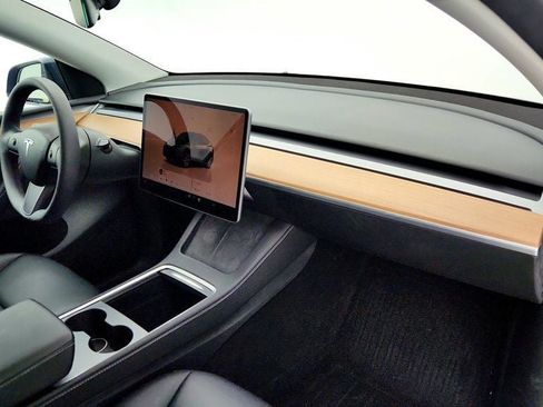 Used 2024 Tesla Model Y 2WD image 29