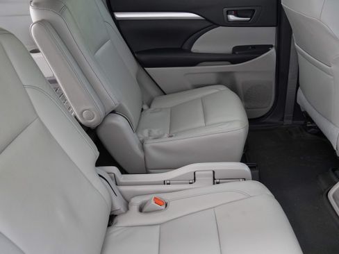 Used 2017 Toyota Highlander XLE AWD/4WD image 30