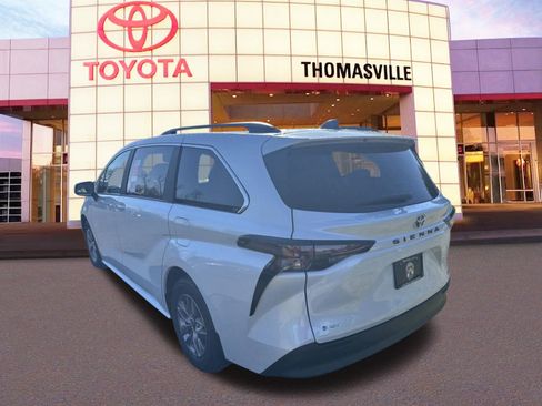 New 2025 Toyota Sienna XLE image 7