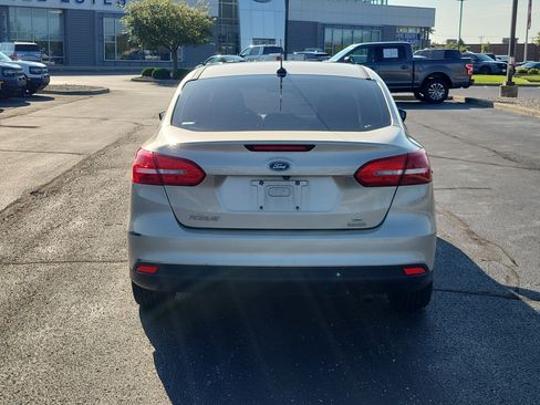 Used 2018 Ford Focus SE w/ SE Appearance Package FWD image 3