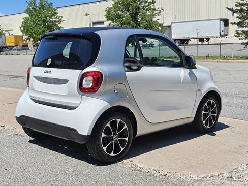 Used 2016 smart fortwo passion RWD image 3