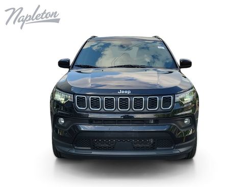 Used 2025 Jeep Compass Latitude w/ Sun & Sound Group AWD/4WD image 9