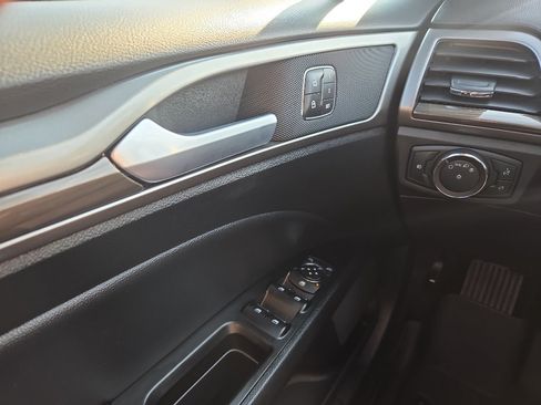 Used 2017 Ford Fusion SE w/ Fusion SE Technology Package FWD image 24