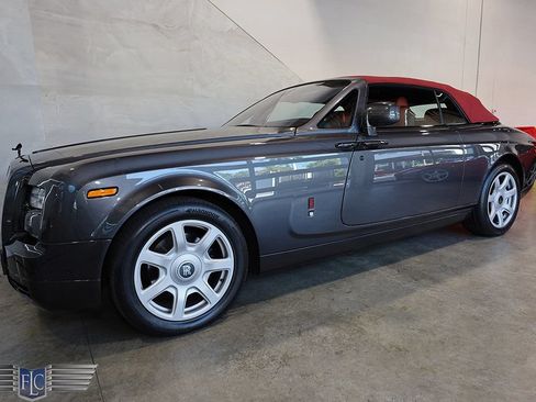 Used 2017 Rolls-Royce Phantom Drophead Coupe RWD image 4