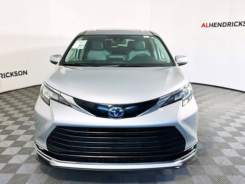 Used 2023 Toyota Sienna XLE image 8