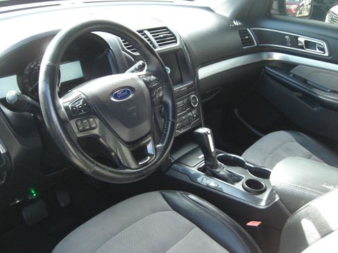 Used 2017 Ford Explorer XLT w/ Equipment Group 202A image 7