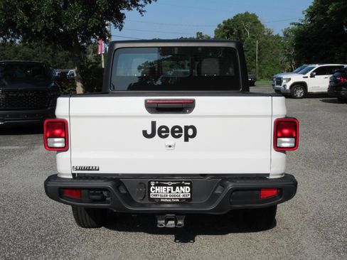 Certified 2024 Jeep Gladiator Sport AWD/4WD image 6