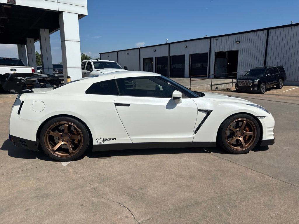 Used 2015 Nissan GT-R Premium AWD/4WD image 2