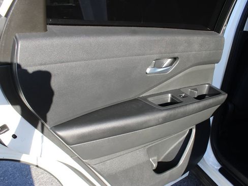 Used 2022 Nissan Pathfinder SV image 14