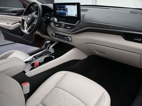 Used 2024 Nissan Altima 2.5 SL FWD image 16