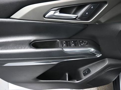 Used 2025 Chevrolet Traverse LT image 13