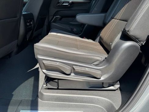 Used 2025 Chevrolet Suburban High Country AWD/4WD image 7
