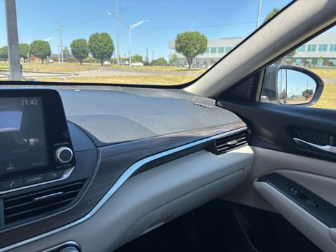 Used 2025 Nissan Altima 2.5 SV FWD image 35