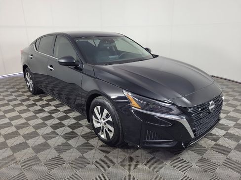 Used 2025 Nissan Altima 2.5 S FWD image 13