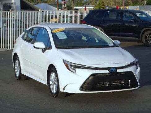 Used 2025 Toyota Corolla LE image 2