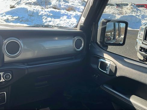 Used 2018 Jeep Wrangler Unlimited Sahara w/ Cold Weather Group image 28