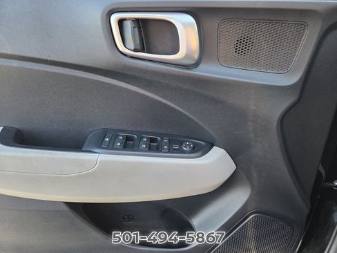 Used 2025 Hyundai Venue SEL FWD image 25
