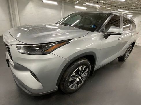 Used 2024 Toyota Highlander XLE AWD/4WD image 1