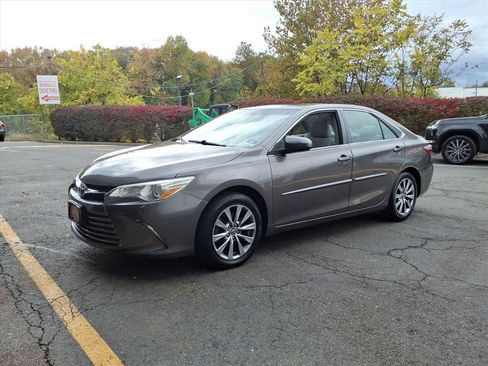 Used 2017 Toyota Camry XSE image 3