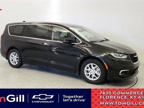 Used 2023 Chrysler Pacifica Touring-L FWD image 1