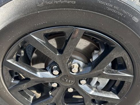 Used 2024 Jeep Grand Cherokee Altitude image 10