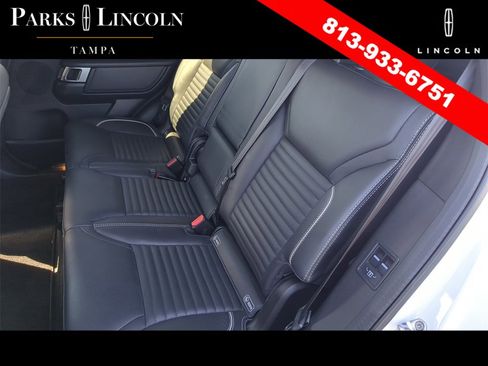 Used 2019 Land Rover Discovery HSE image 17