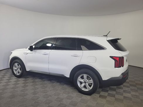Used 2022 Kia Sorento LX image 3